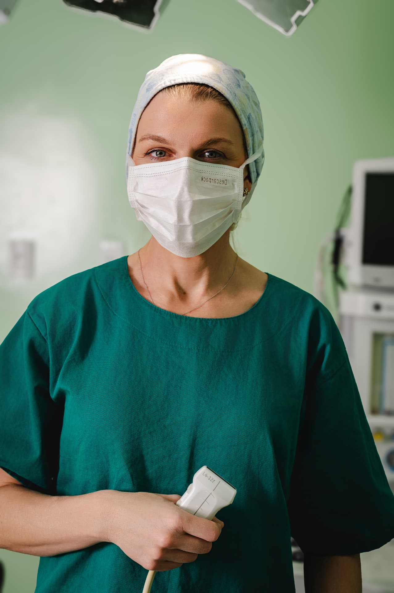 Dra. Roberta Jacoby no centro cirúrgico segurando transdutor de ultrassom
