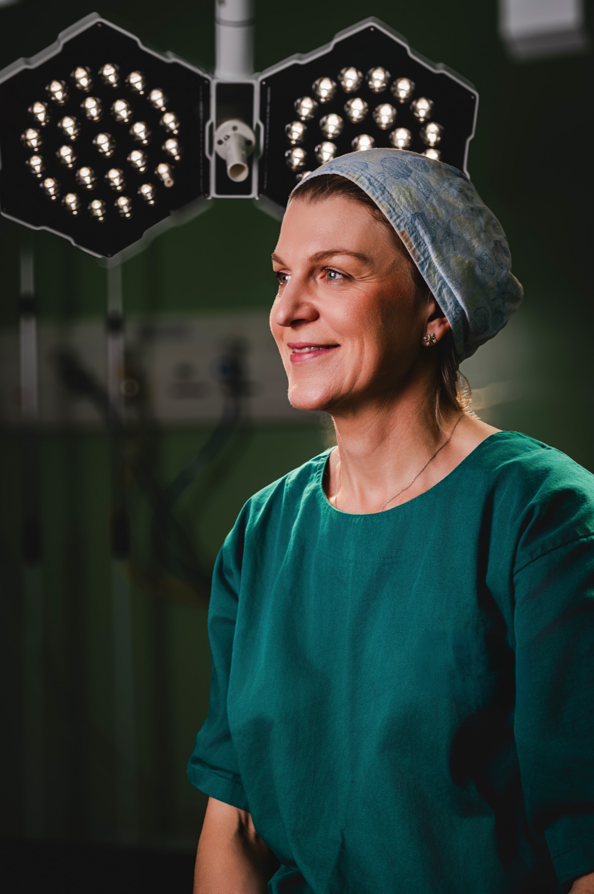 Dra. Roberta Jacoby de perfil no centro cirúrgico